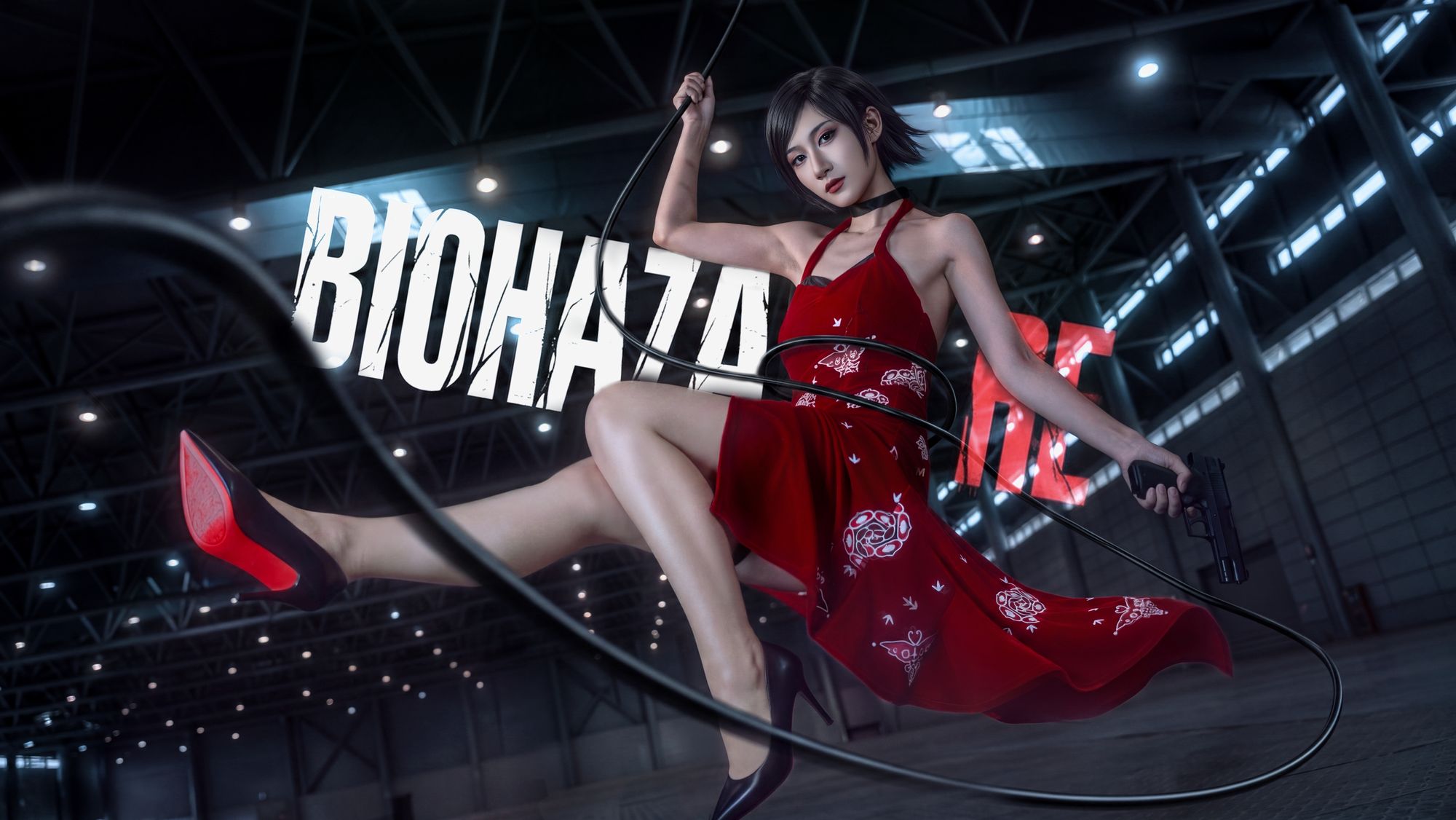 漫展现场 Cosplay 场照，暗调仓库中的红衣角色